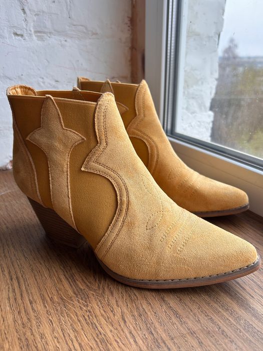 жіночі ковбойки,  чоботи з замші жовтого кольору.