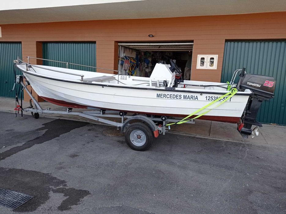 Embarcação de recreio 4,70m 25 HP e respectivo atrelado
