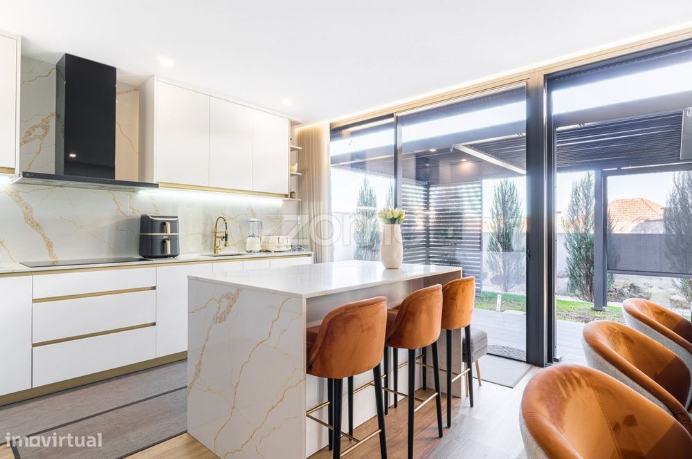 Moradia T3 de 2 pisos com jardim amplo numa zona residencial tranquila