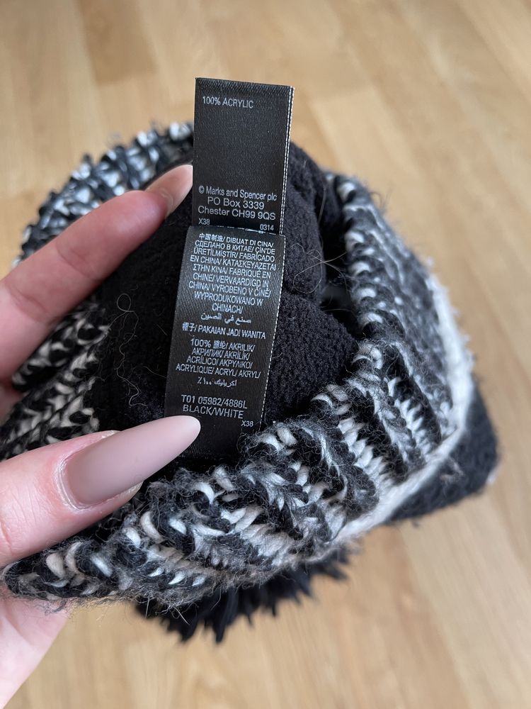 Шапка зимова універсальна з помпоном біло-чорна Marks&Spencer вʼязана