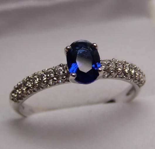 Srebrny pierścionek szafirowy kamień i cyrkonie R.21.