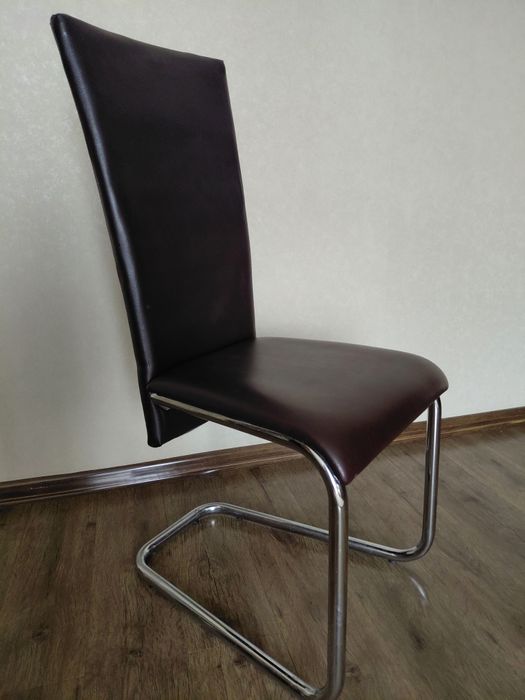 Крісло м'яке шкіряне. Стілець.