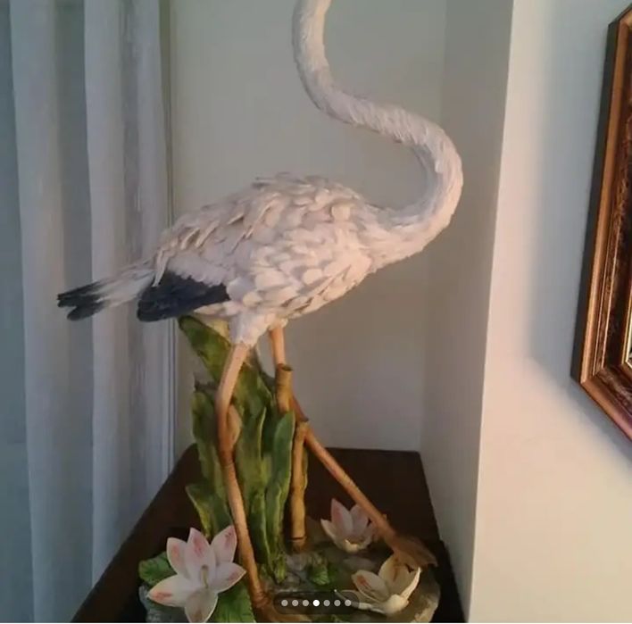Linda estatueta  em marfinite  com 70 cm altura e base em madeira