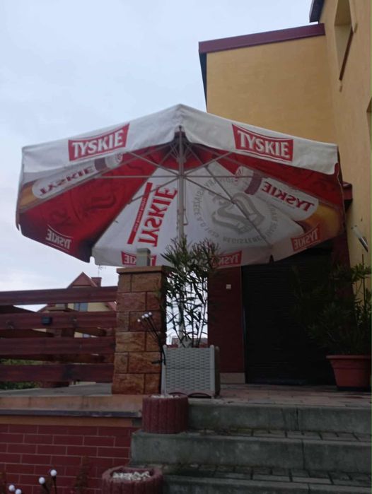 Duzy parasol ogrodowy plus kamien