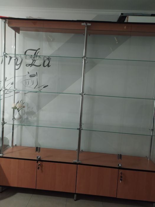 Продам вітрини скляні в чудовому стані.