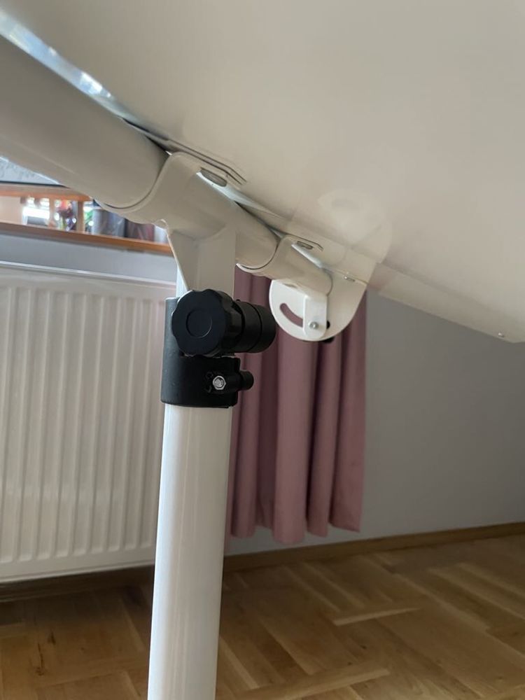 Stojak na monitor na nodze
