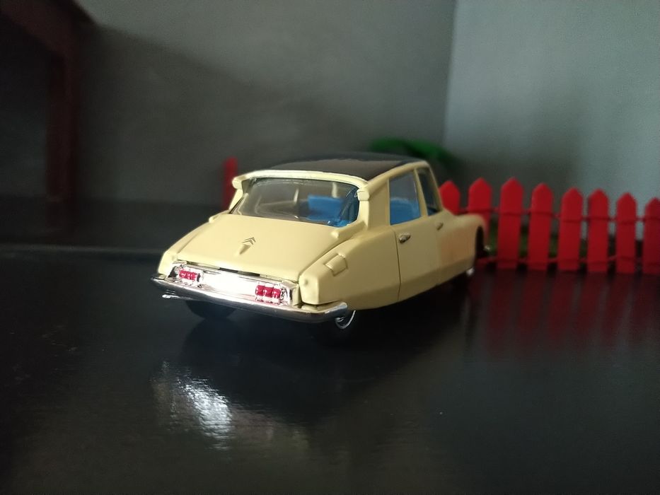 Citroën DS19 - Bburago 1/32