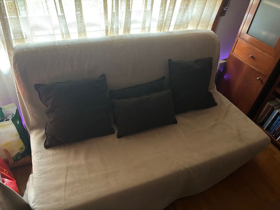 Sofá cama pequeno com capa