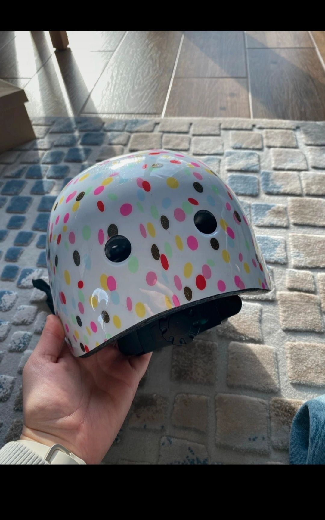 Kask biały z kropeczkami