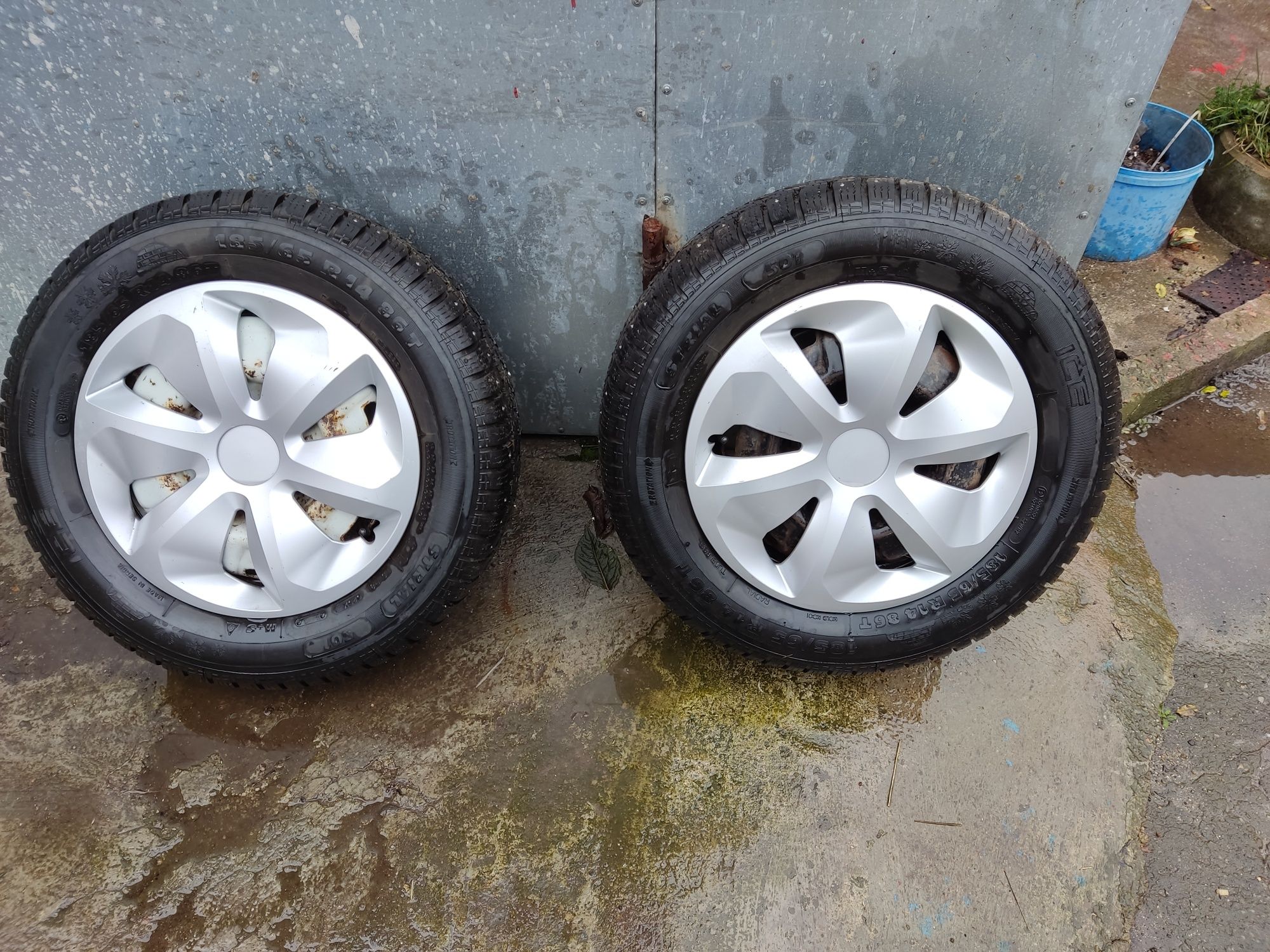 Продам два колеса 185/65 R14 разом з ковпаками.