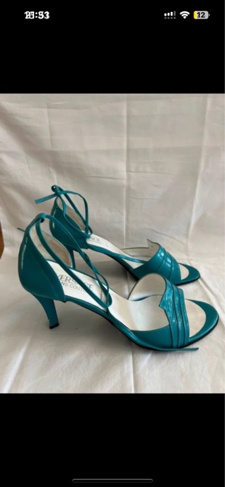 Sapatos Versace.