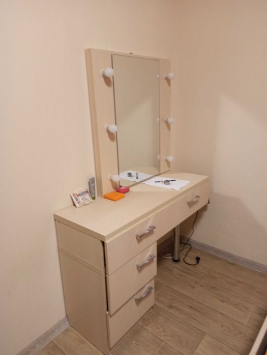 Продам трюмо з підсвіткою.