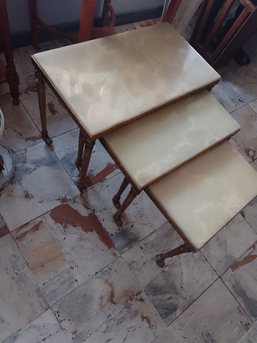 Stoliki marmurowo-mosiężne