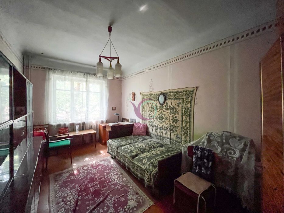 Продається окремостоячий будинок  з садом та гаражем на території.