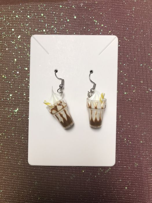 Kolczyki lody z polewą karmelową, kawa z bitą śmietaną