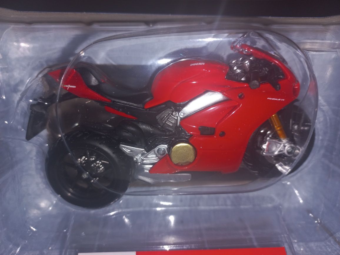 Bburago motor Ducati Panigale V4,skala 1:18