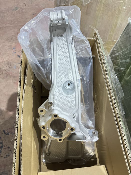 Кулак поворотный передний левый/правый TESLA MODEL S,SR