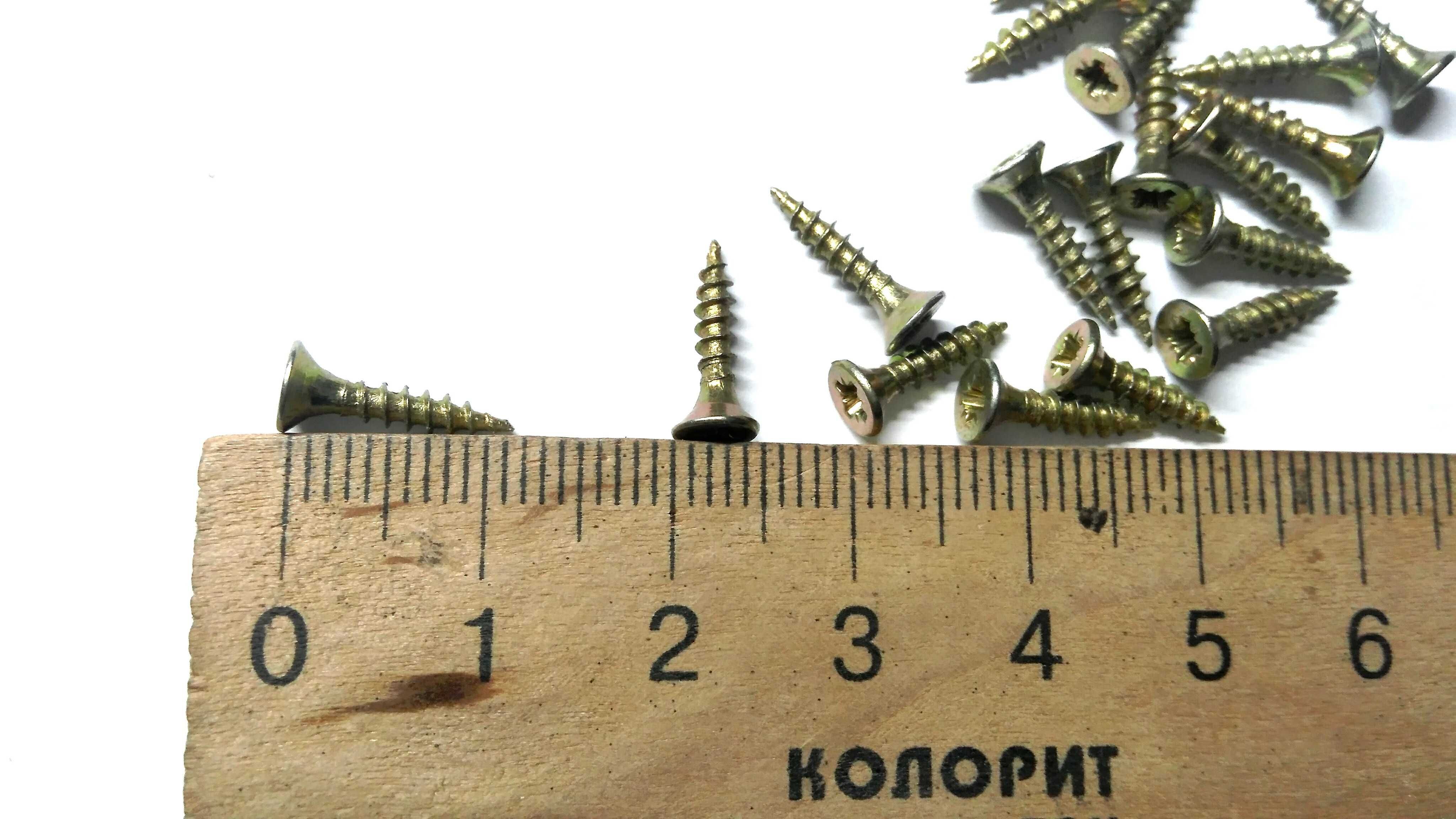 Шуруп маленький золотой 12х2,5 (шляпка 4 мм) под отвертку крест.