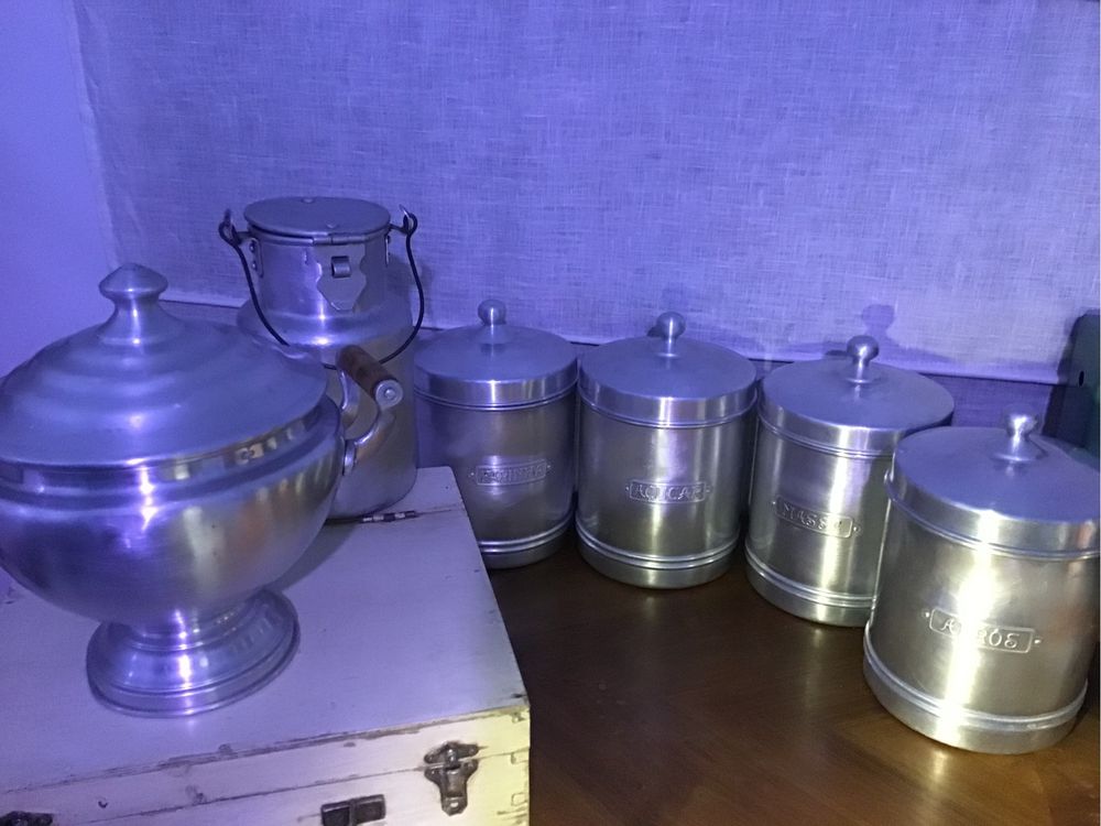 Conjunto de 4 potes antigos em aluminio.