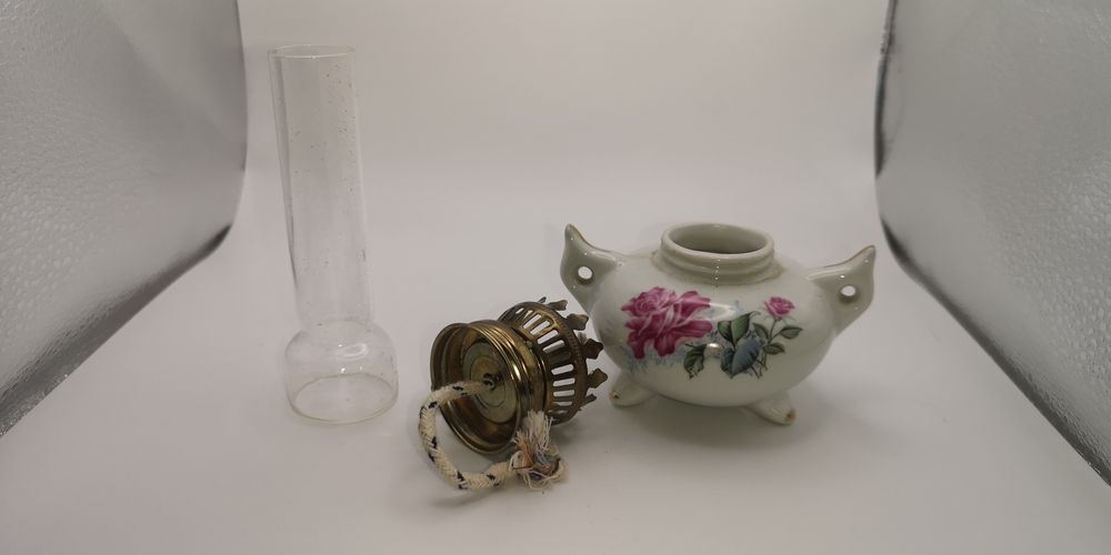Lampa naftowa porcelanowa miniaturowa wysokość 17 cm w kwiatki.