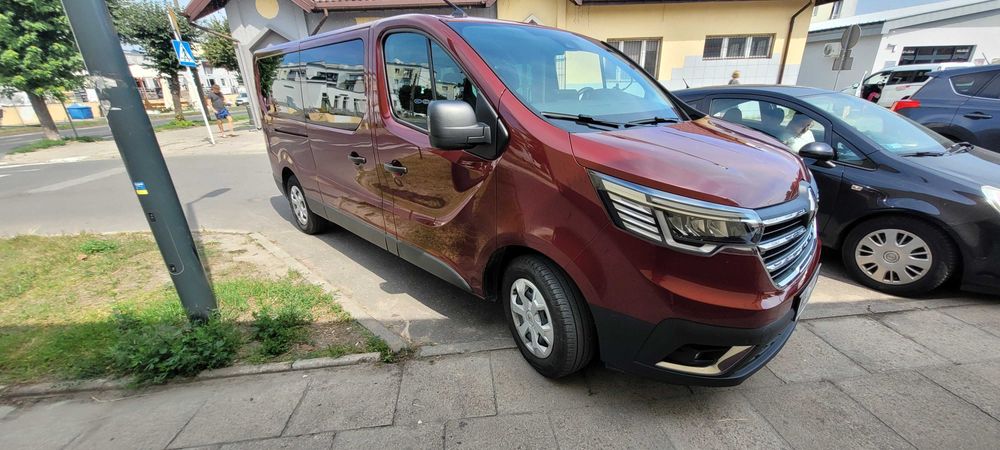 Wynajem busów Renault Trafic  8-9 osobowych