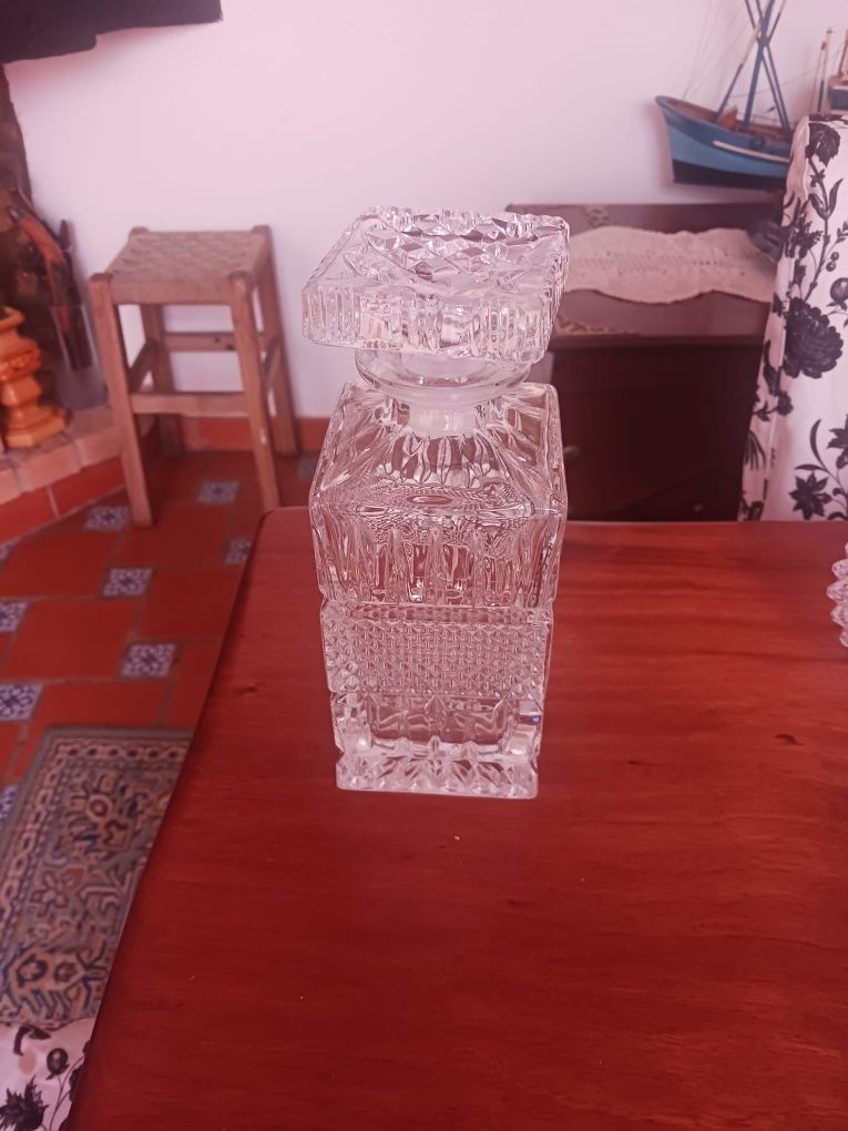 Conjunto de  garrafas de cristal.