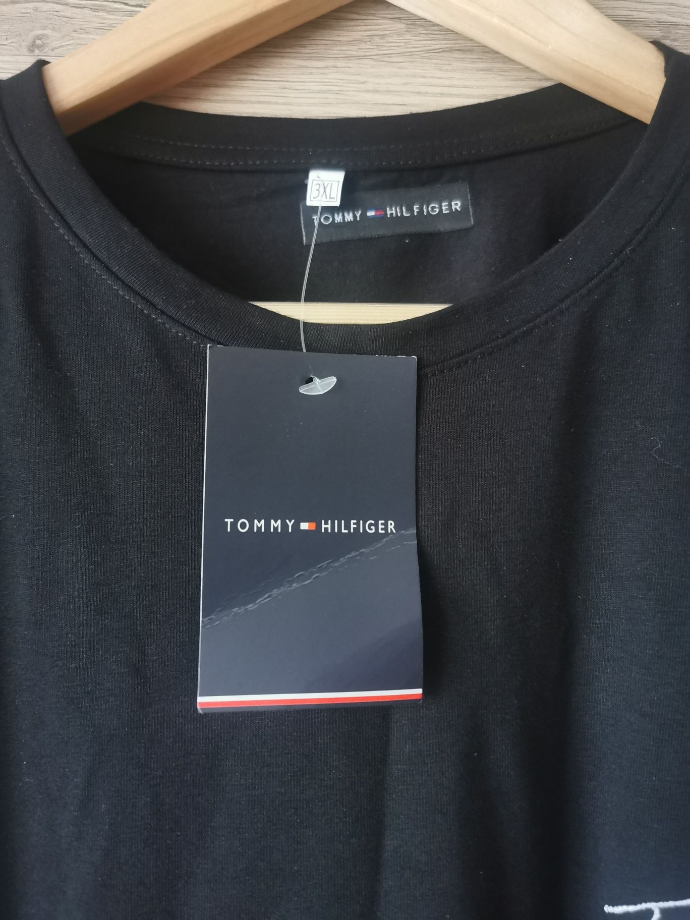 Nowa koszulka męska Tommy Hilfiger w kolorze czarnym logo jest szyte