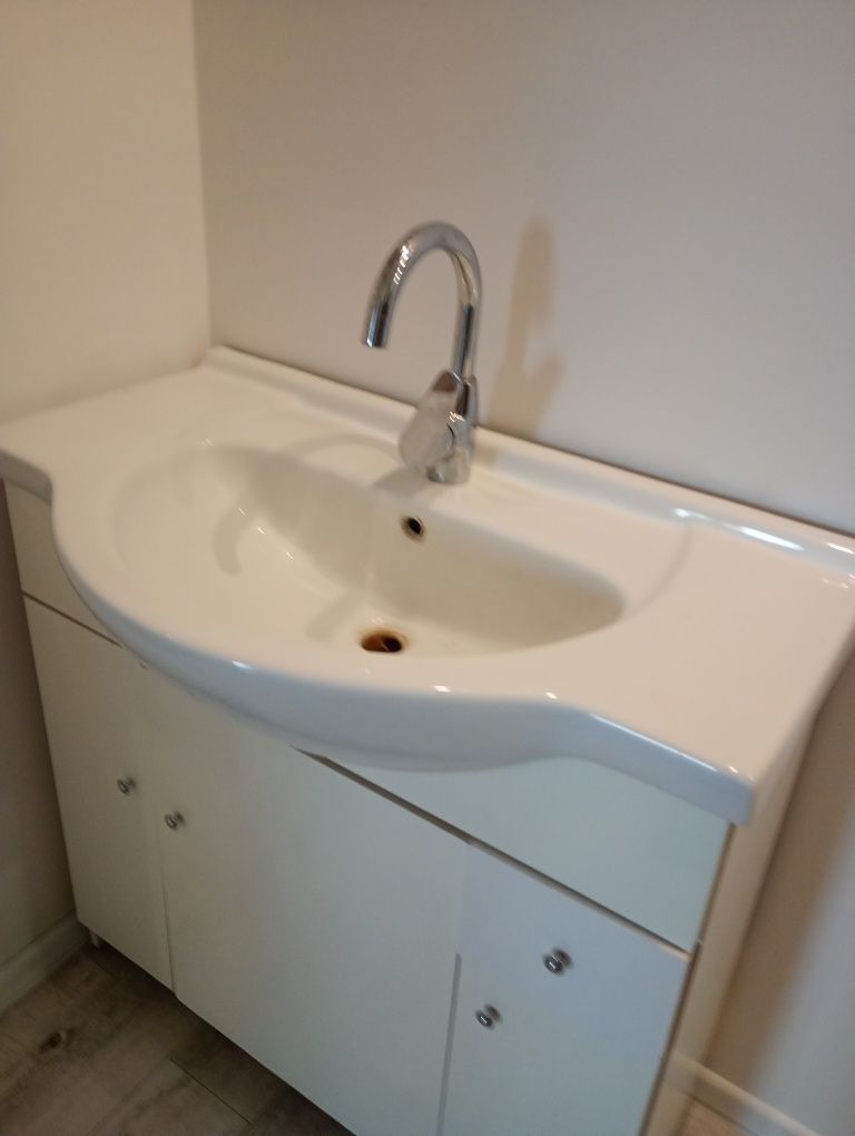 Umywalka łazienkowa ceramiczna z baterią i szafką