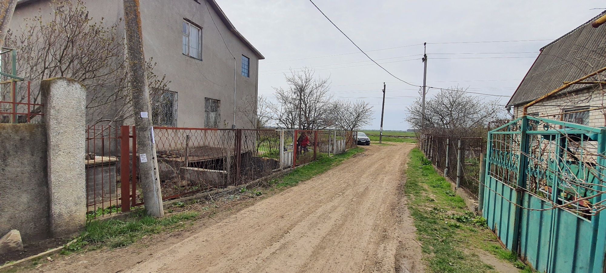 Двухэтажный дом с гаражом в подваде