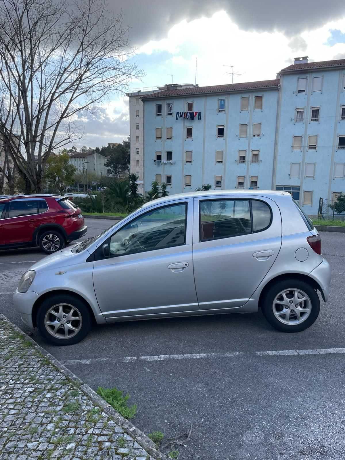 Toyota Yaris 1999 impecável. Um só dono, carro de garagem.