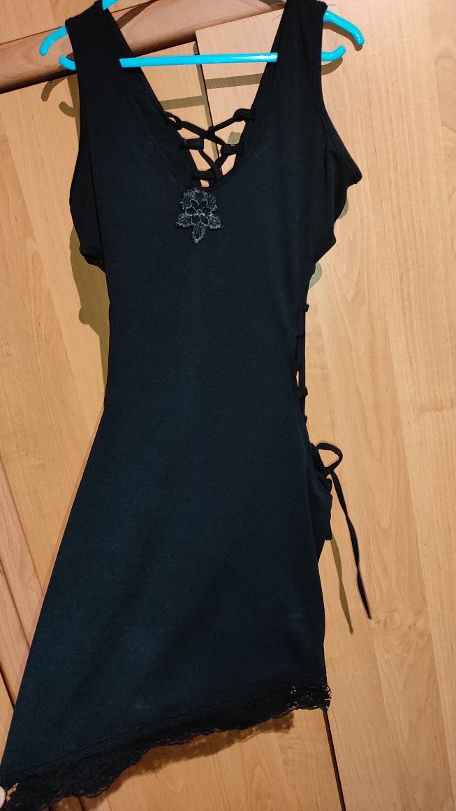 Czarna mini z koronką i sexy sznurkami po bokach i z tyłu r. S/M