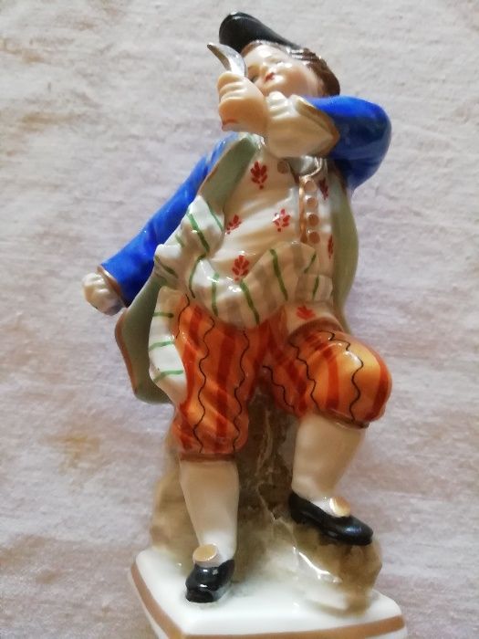 Pequena estatueta em porcelana alemã Sitzendorf