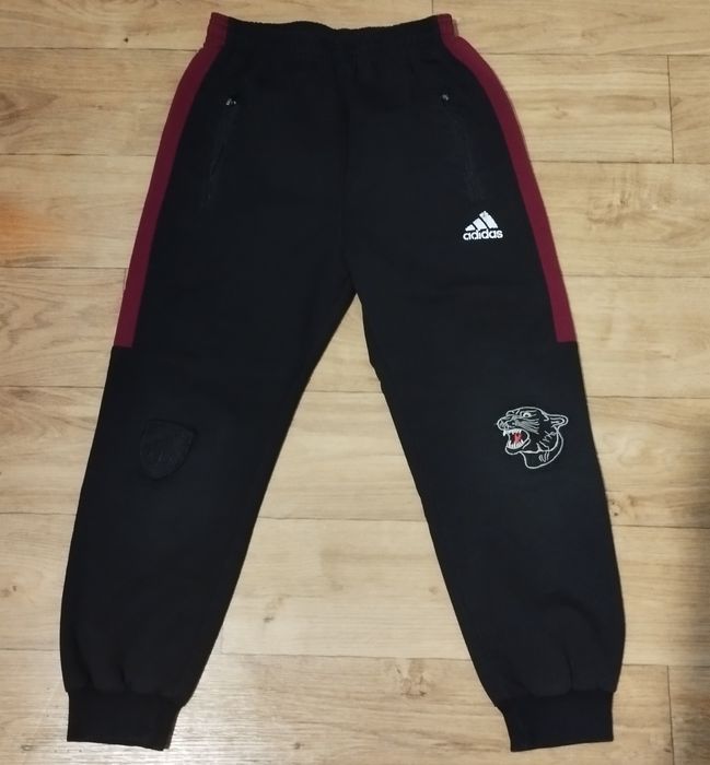 Джинси 134 см; спортивні штани 128 см