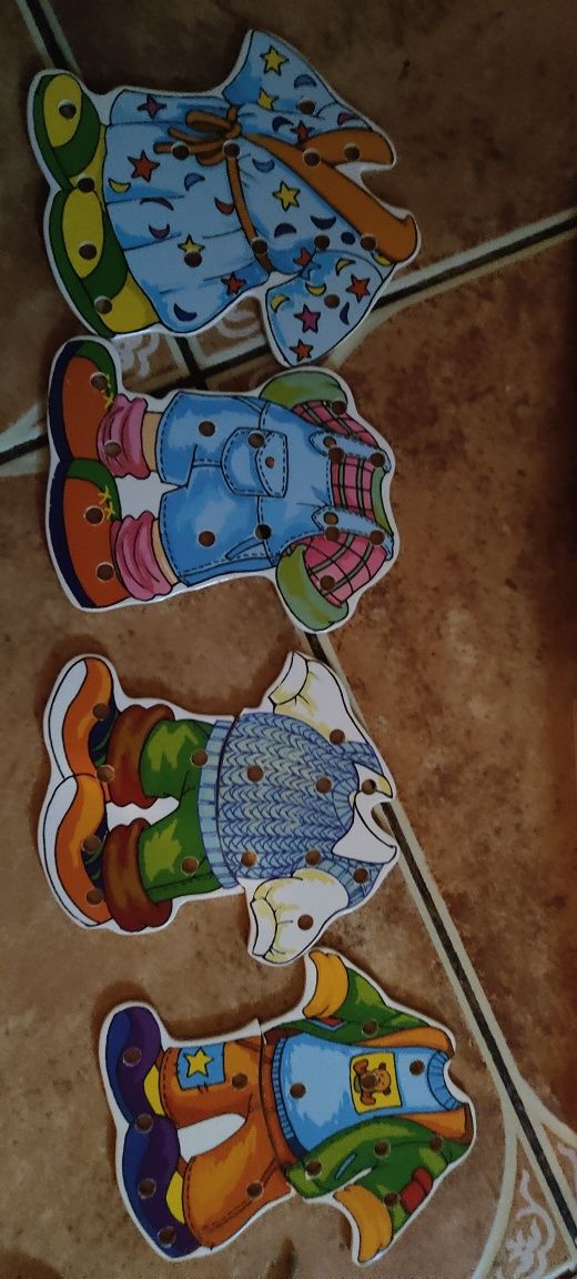3 zestawy drewnianych zabawek ze sznurówkami