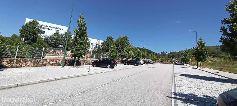 Terreno para construção de moradia(s) em frente ao Pavilhão Multiusos