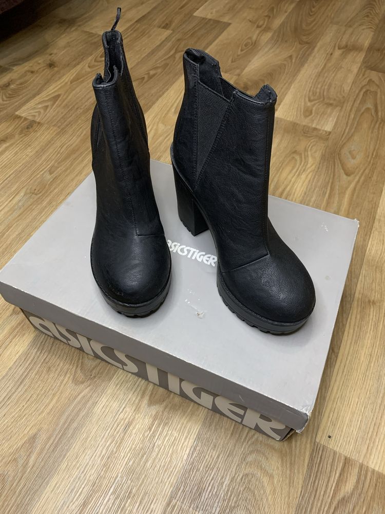 Жіночі черевикі челсі Devided by H&M