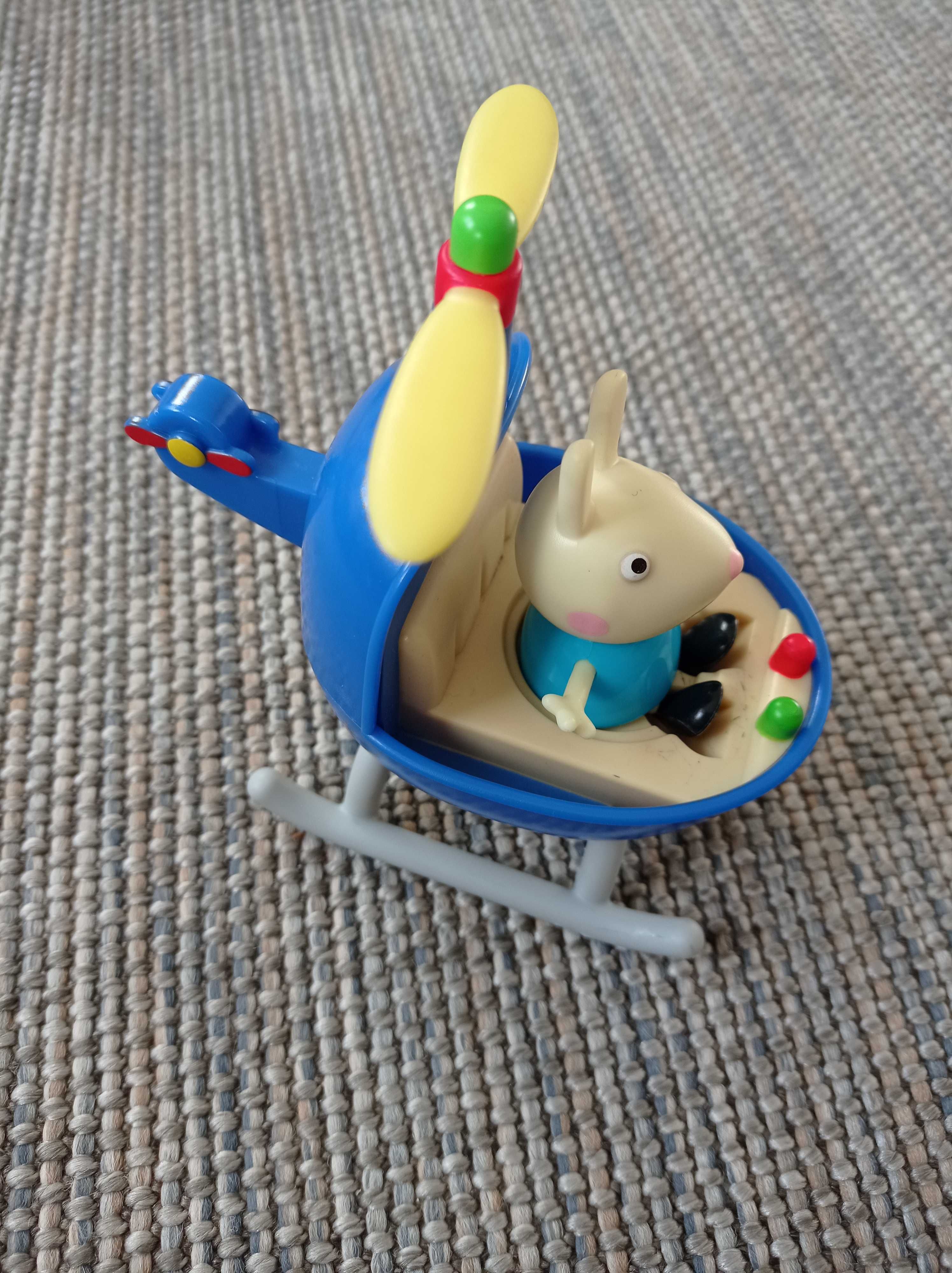 Helicóptero de porquinha Peppa da menina coelho.