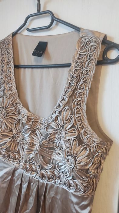 Piękna połyskująca sukienka imprezy wesele