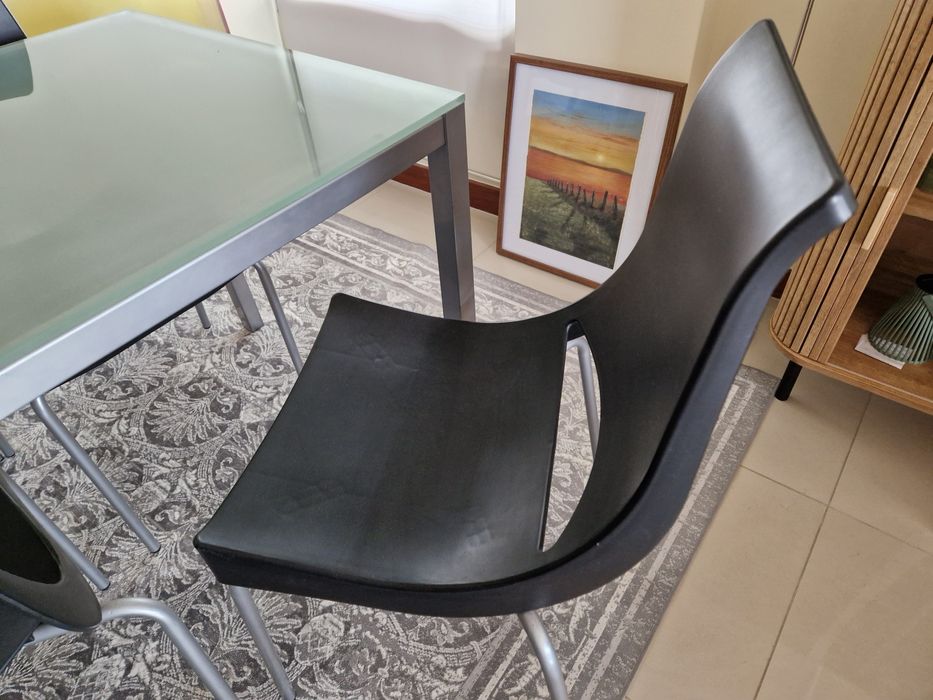 Mesa   e 4  cadeiras com tampo de vidro de 1cm