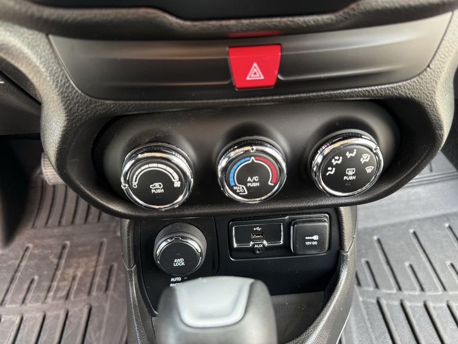 Білий Jeep Renegade Sport 2016 року