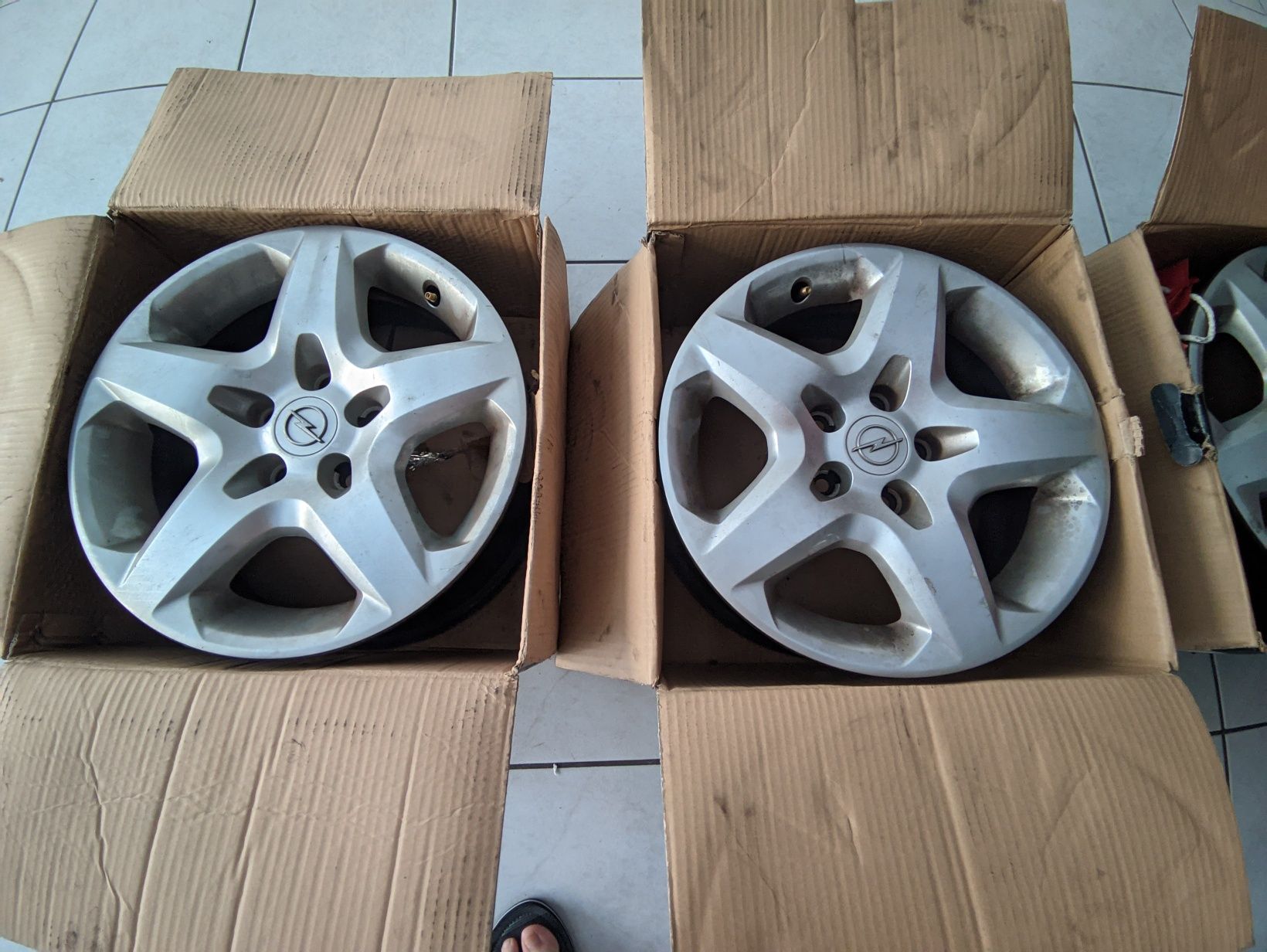 Jantes em ferro com tampos em plástico 16 polegadas Opel Astra de 2006