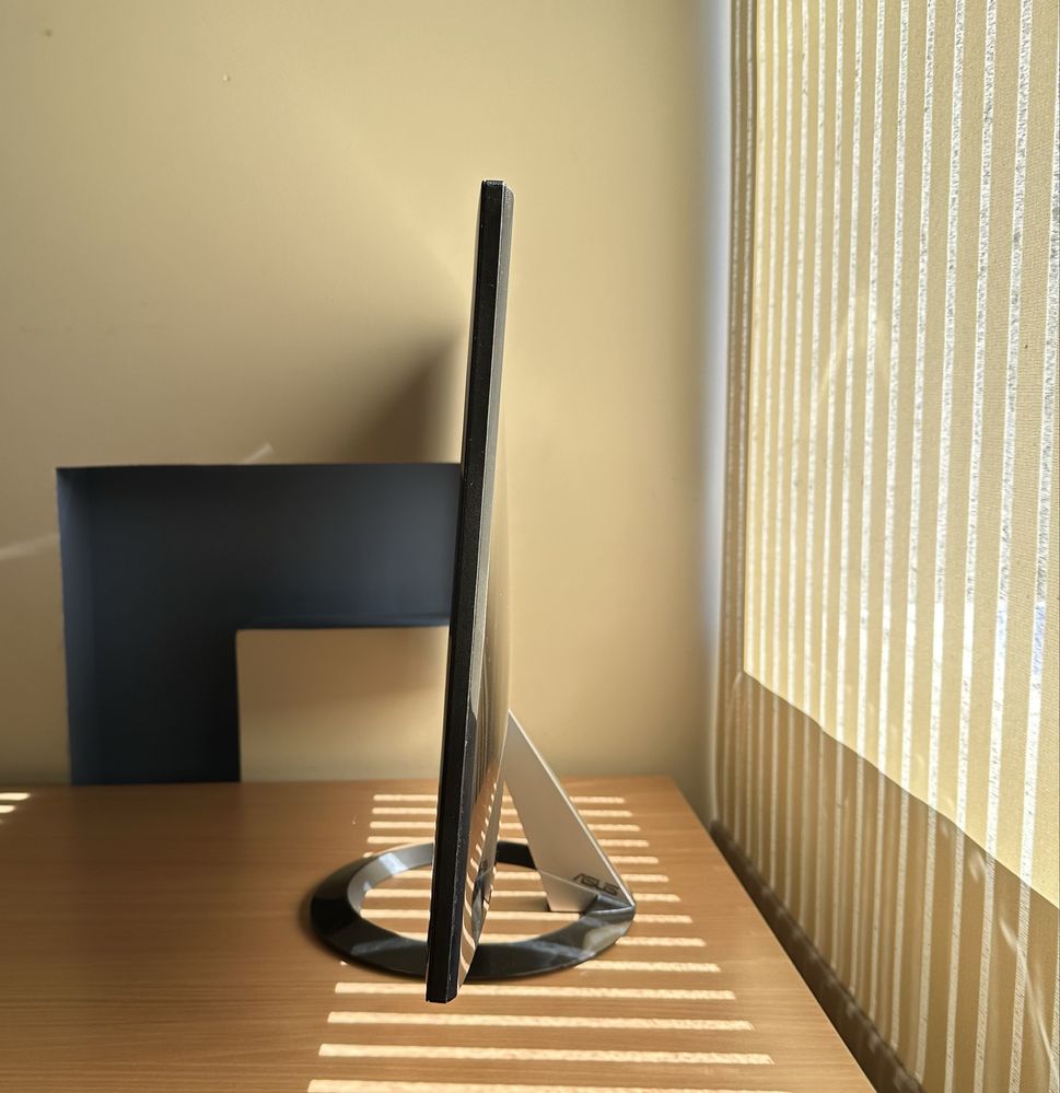 Monitor Asus.