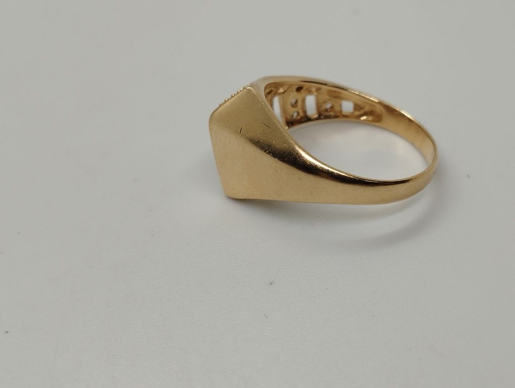 Золотое кольцо 18.5 размер 3.67 грамма