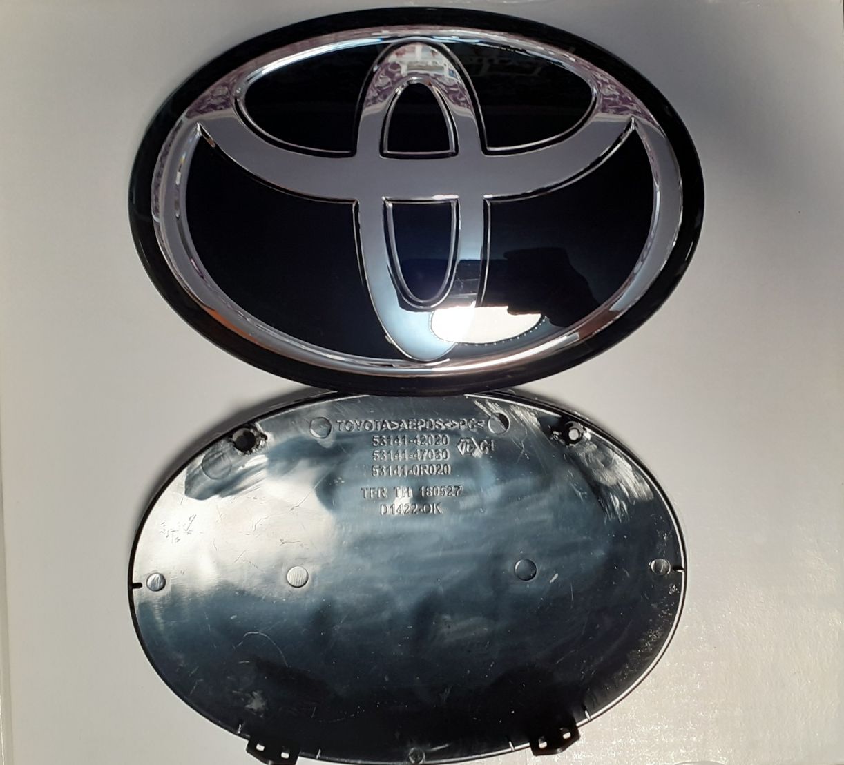 Эмблема Toyota Шильдик значок на руль Решетка,багажник,задняя дверь.