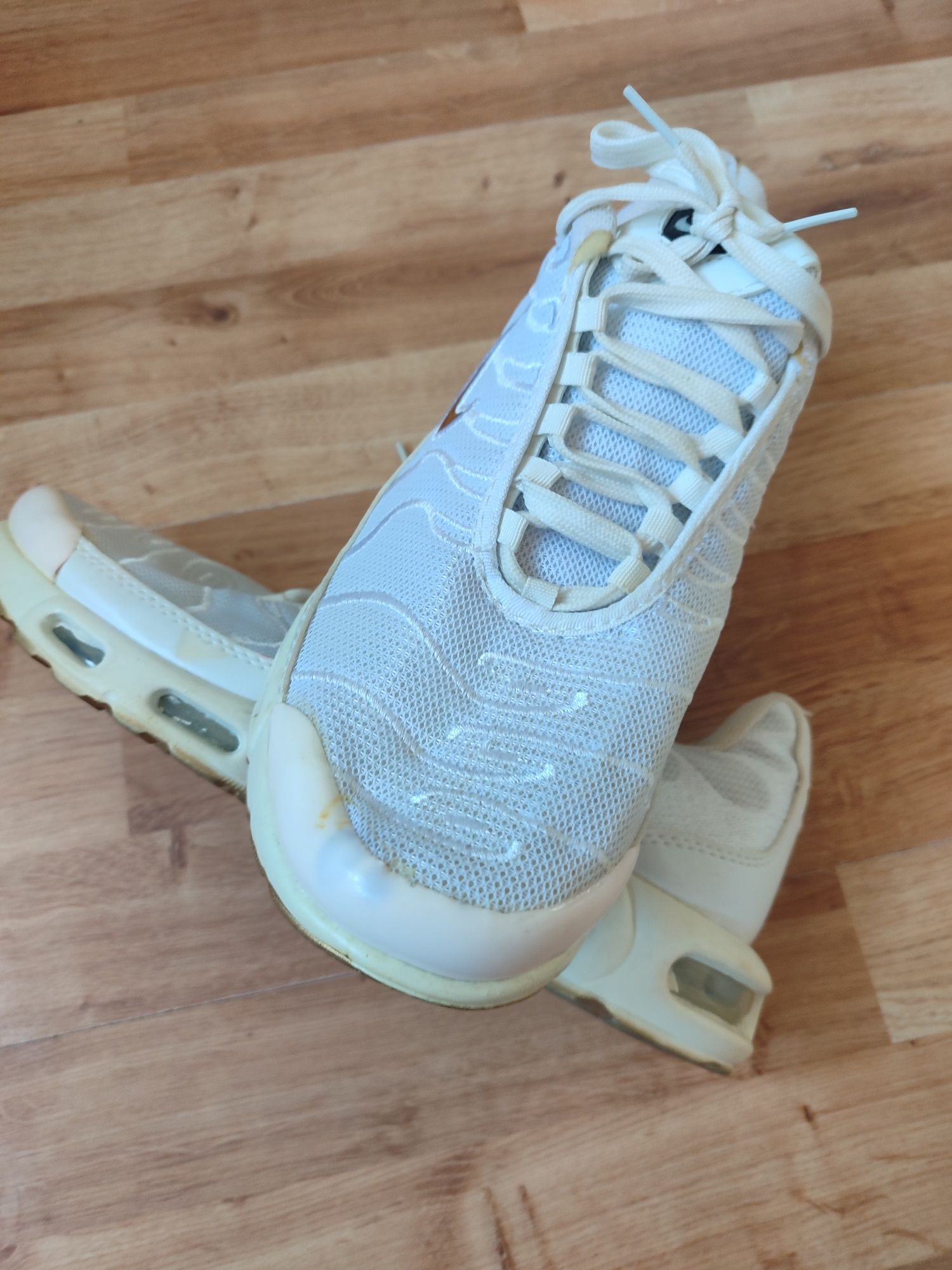 Buty męskie sportowe z wadami widocznymi na zdjęciach