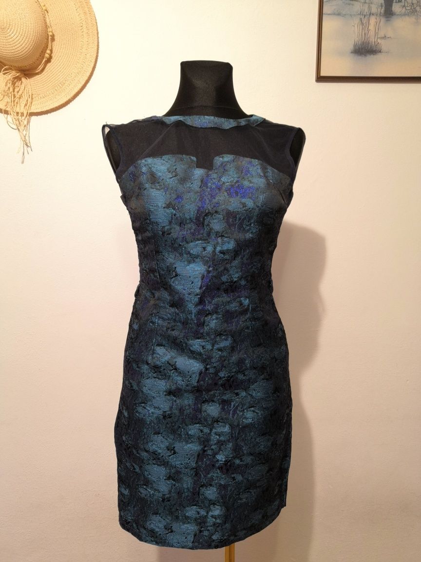 Elegancka sukienka dopasowana z siateczką czarna niebieska