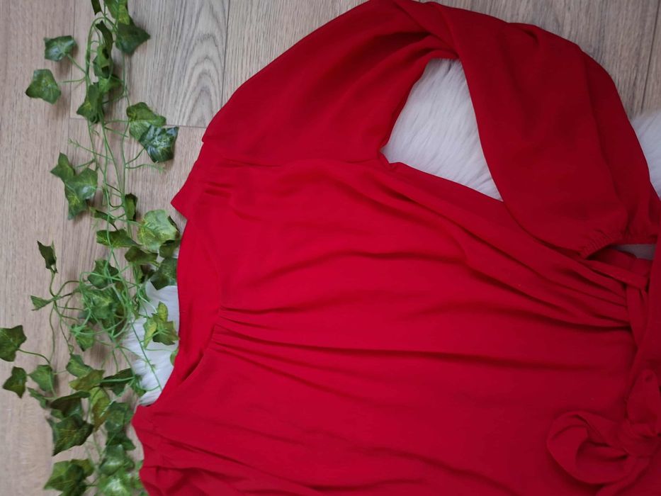 Elegancka czerwona sukienka z długim rękawem, z paskiem