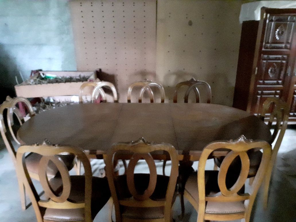 Uma mesa e 8 cadeiras.