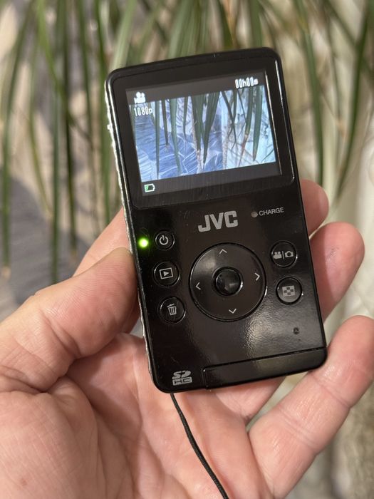 JVC PICSIO GC-FM1: карманная FullHD-камера