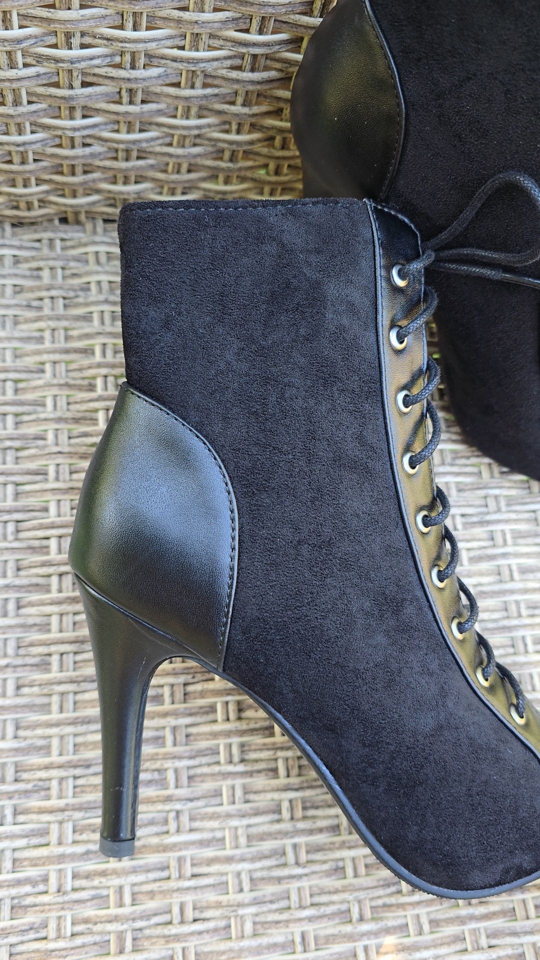 37 розмір, 23,5 см . Heels 9 см , хілси